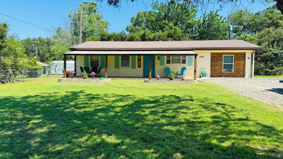 Eufaula House | Cozy Ranch Style Home - Minutes from the Lake, with boat parking!