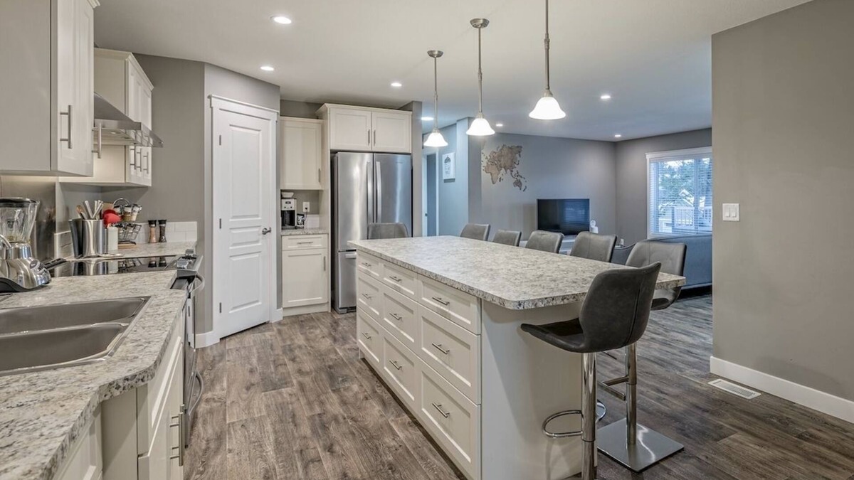 Vernon House | Cozy Rancher with Hot Tub near Lake Access & Ski