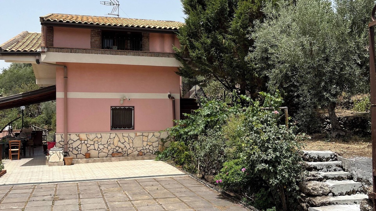 Santa Maria di Licodia Apartment | Cozy retreat nestled in the greenery and silence of unspoiled nature