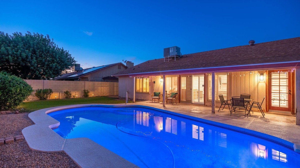 Foxfire House | Cozy Remodel, Diving Pool & Hot tub, Great Location Near Entertainment!