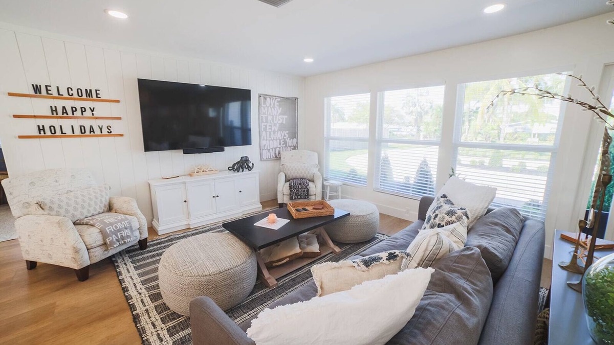 Jupiter House | Cozy Remodeled Cottage Pool home close to Beach
