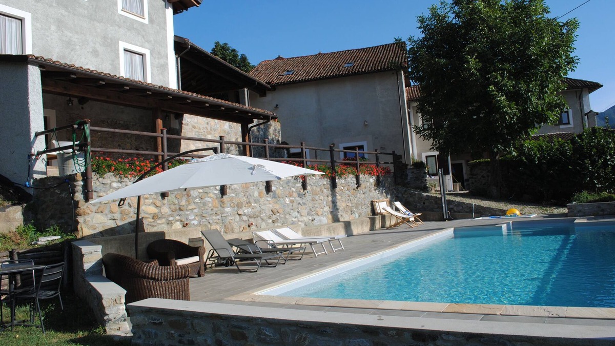 Voltaggio House | COZY RENOVATED FARMHOUSE WITH POOL IDEAL FOR FAMILIES