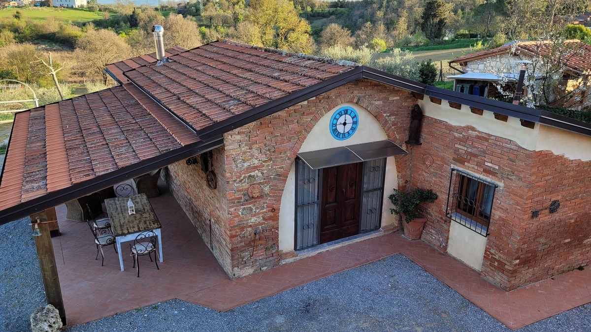 Lucignano House | Cozy renovated rustic house nestled in the Tuscan countryside