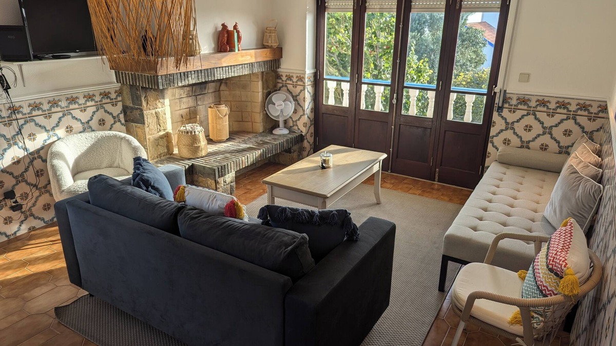Ericeira House | Cozy Retreat 400m from the Beach (plus home gym, patio and garden)
