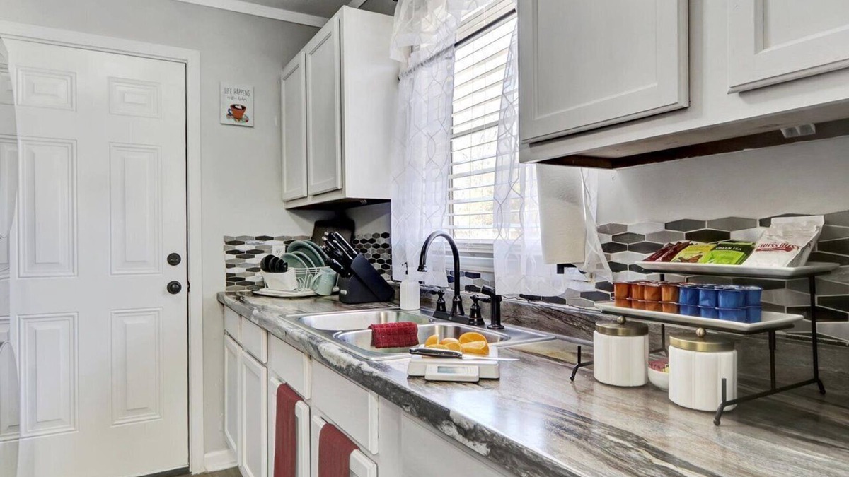 Pine Bluff House | Cozy Retreat: EV Charger, Fire Pit, Large Yard, Outdoor Movie Projector