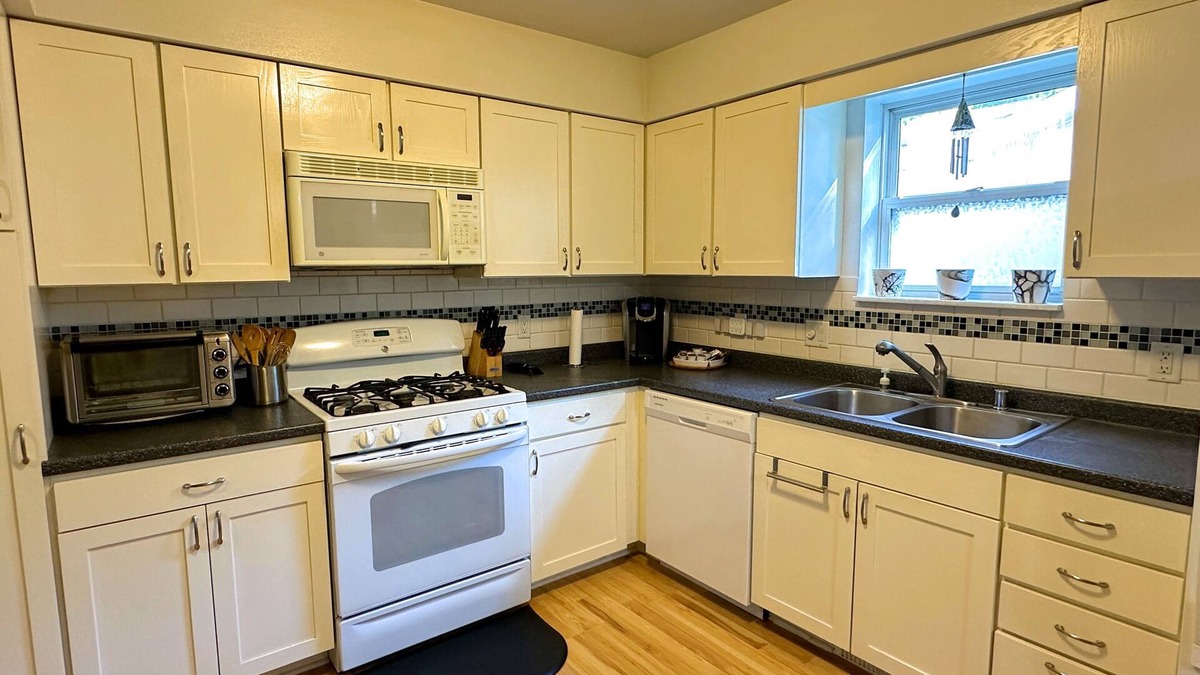 Madison Condo | Cozy Retreat in the Heart of Madison