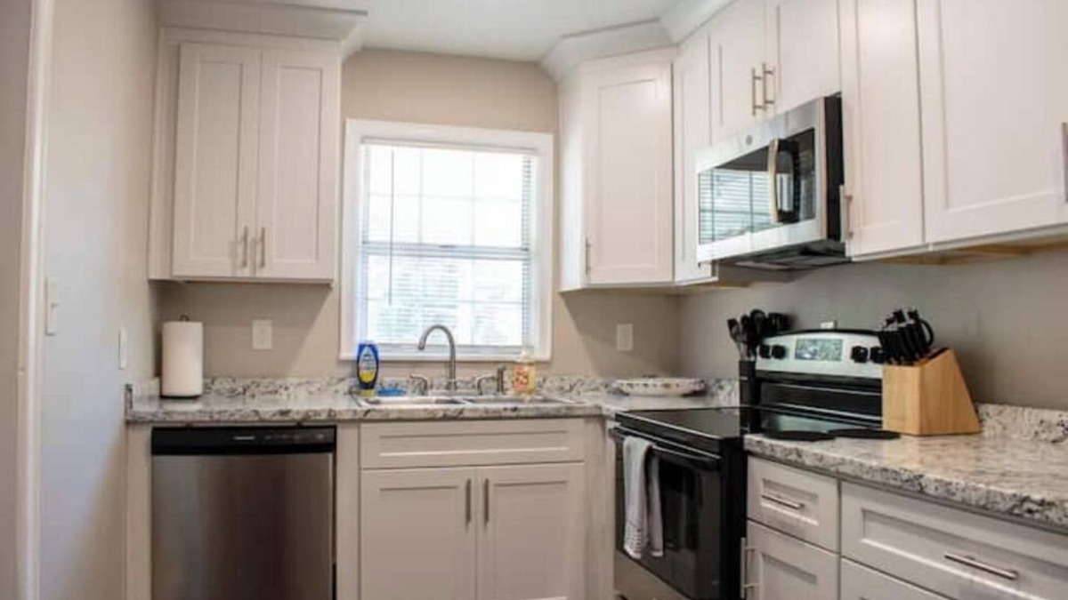 Hapeville House | Cozy Retreat Near Airport & Downtown