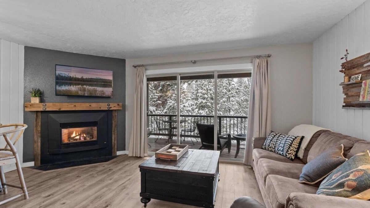 Century West Condo | Cozy retreat near downtown, amphitheater, short walk to Deschutes river, has AC!