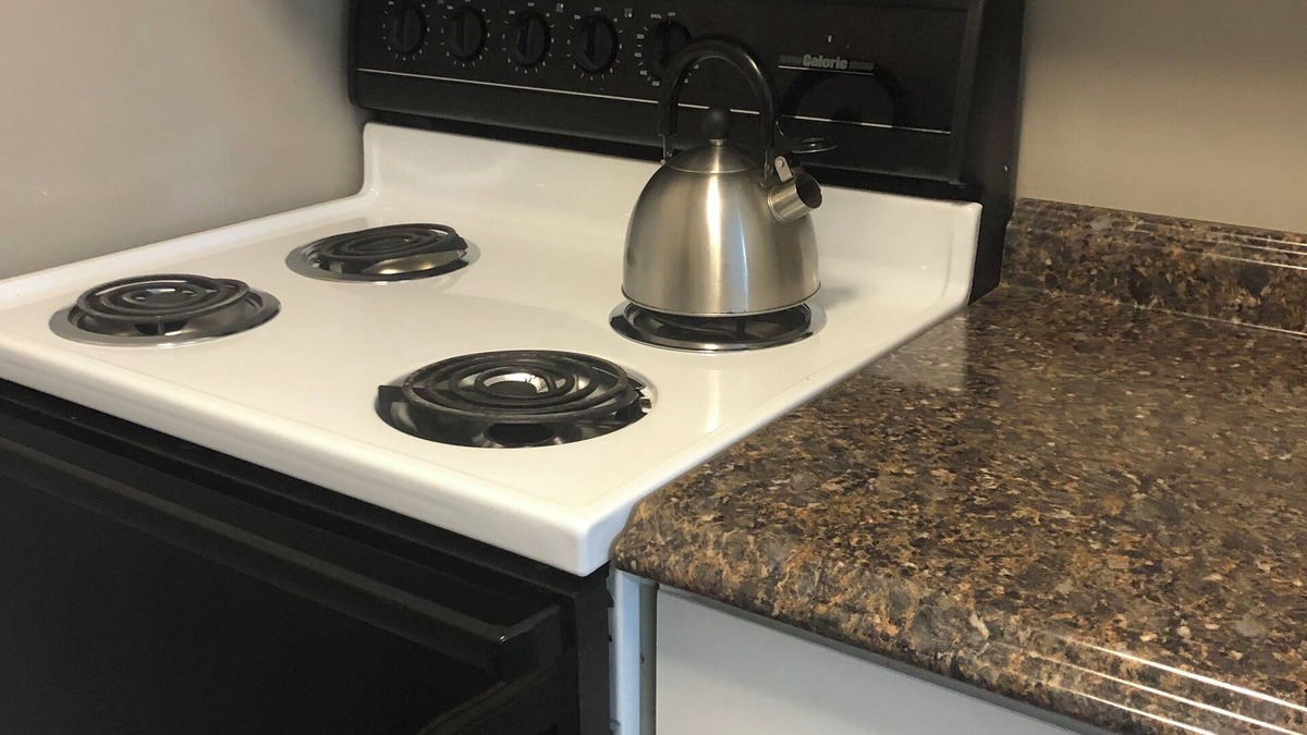 Ottawa Apartment | Cozy retreat quiet close to downtown 2 bedroom can sleep up to four people