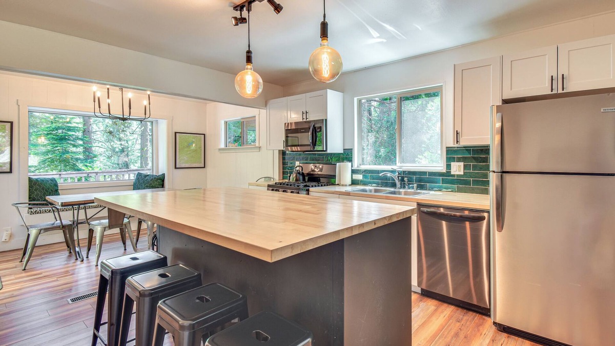 Strawberry Cabin | Cozy Retreat w/Deck ~ 2 Mi to Pinecrest Lake!