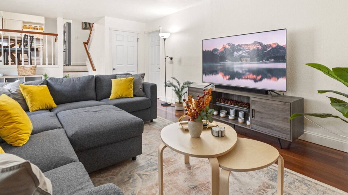 Rockrimmon House | Cozy Retreat w/Fireplace, Big Yard & Kitchen - 10 min to GotG and USAF!