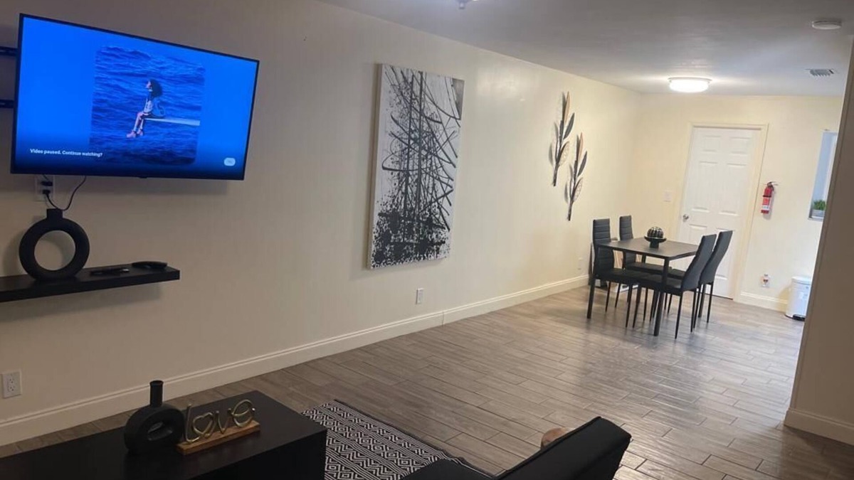 Greenacres House | Cozy, retreat w/outdoor bar. 10 mins from the beach. 12 mins from downtown
