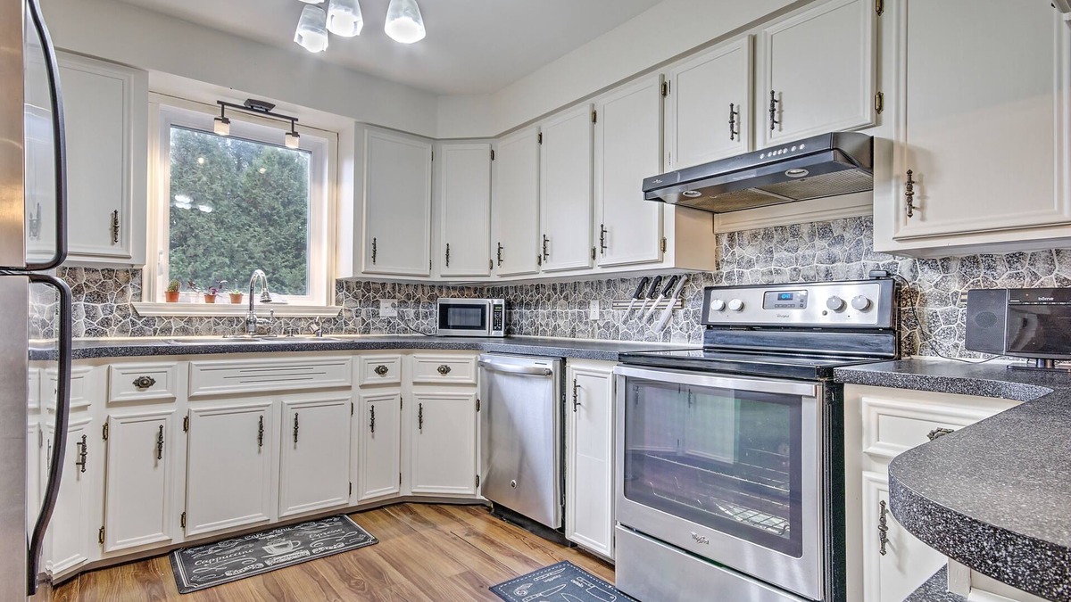 Saint-Jean-de-Matha Cottage | Cozy Riverfront Property