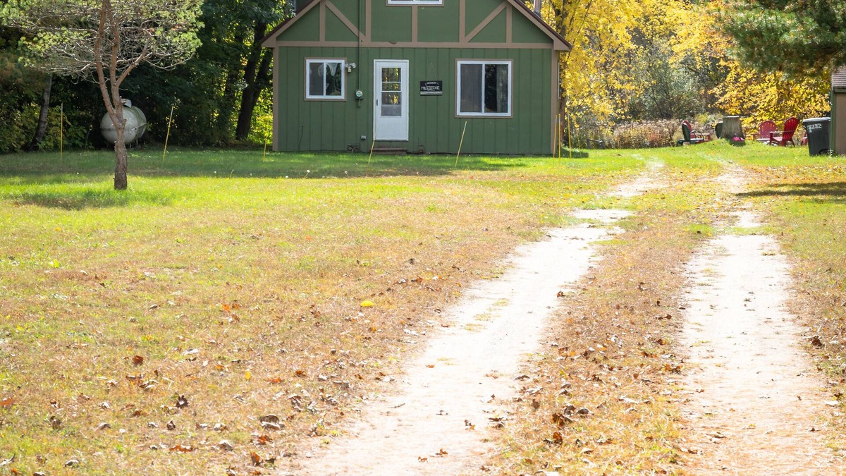 Paris Cottage | Cozy Riverfront Cottage
