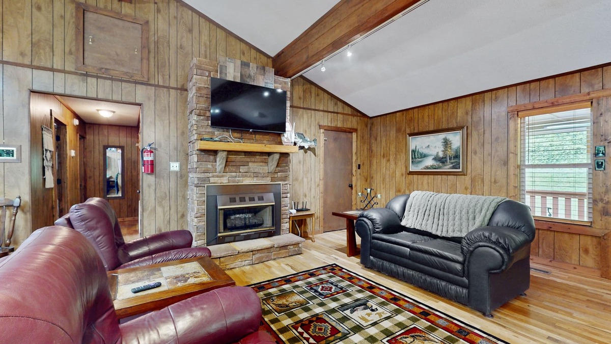 Ellijay Cabin | Cozy riverfront home with tubes, fishing, full kitchen & peaceful views