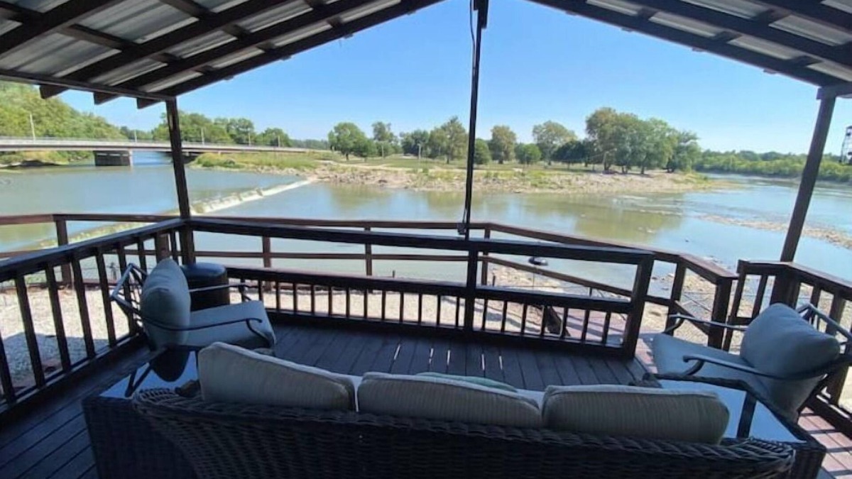 Chetopa Cabin | Cozy riverside cabin on the Neosho river