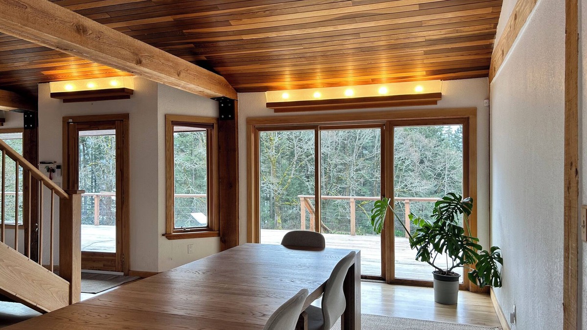 Stevenson Cabin | Cozy riverview lodge in Stevenson w/AC & WiFi — Sleeps 12