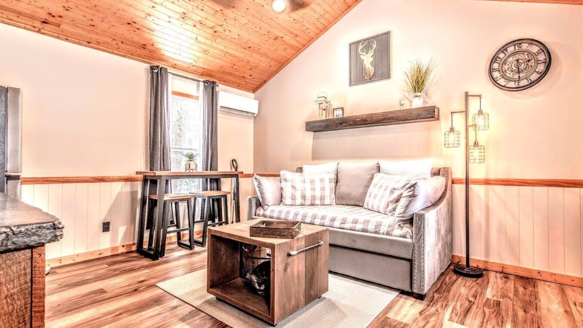 Wisconsin Dells Cabin | Cozy Romantic Getaway - Cabin on WI River in Wisconsin Dells