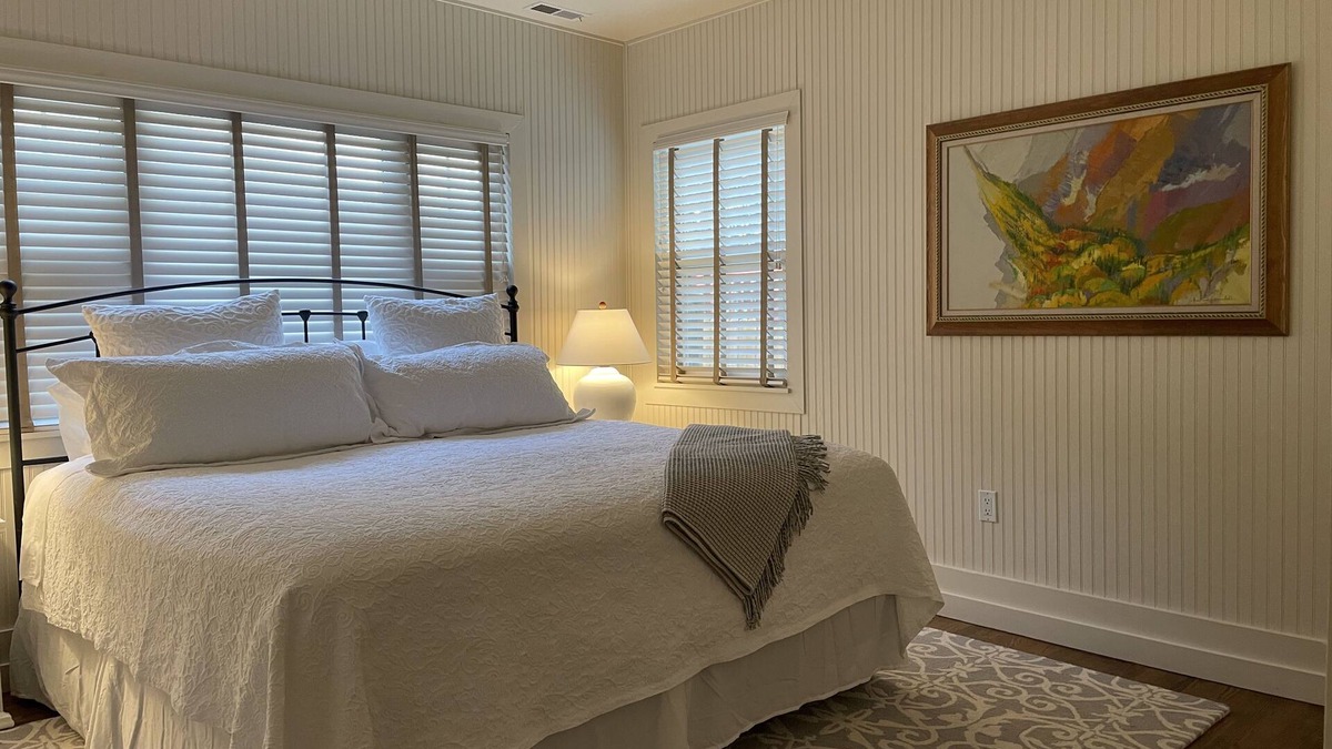 Broadmoor Cottage | Cozy, Romantic, Secluded, Cottage in the Heart of Cheyenne Cañon