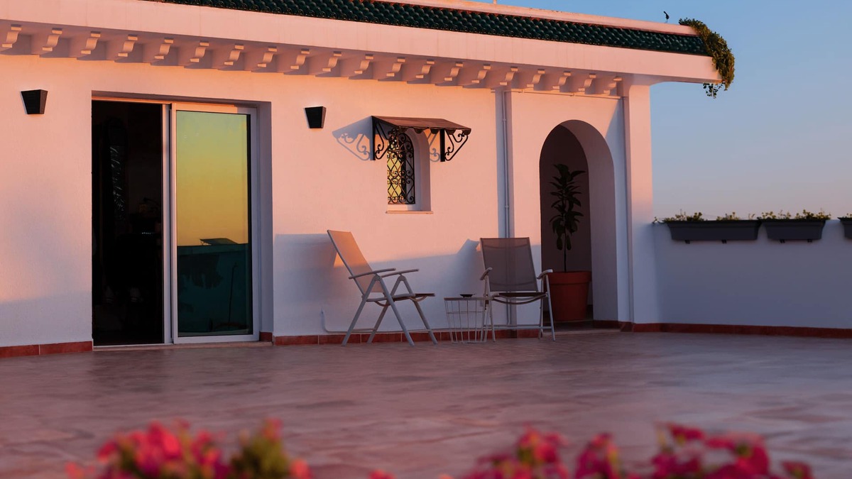 Cite El Habib Apartment | Cozy Rooftop Studio w/Amazing City Skyline Views Central to Downtown & Airport