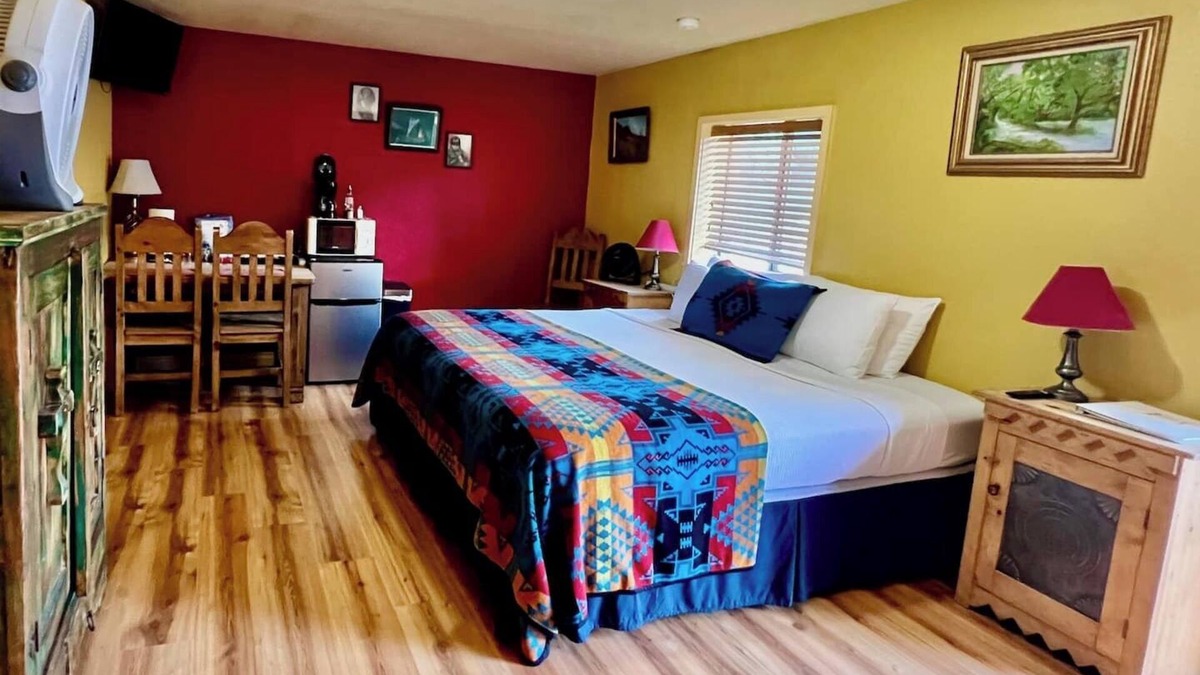 San Lorenzo Hotel | Cozy Room at Lake Roberts