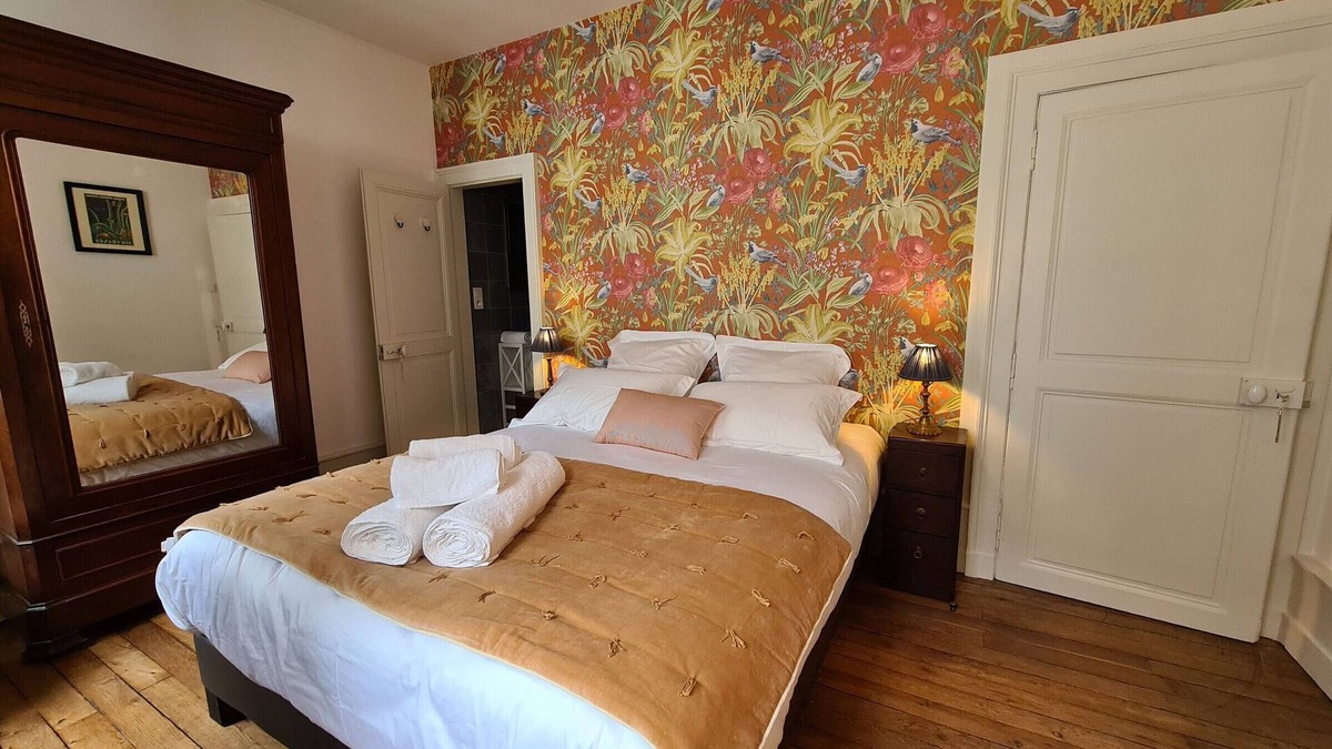 Chateauroux Bed & Breakfast | Cozy Room "Pondichéry" with Private Bath and Breakfast Included in Châteauroux House