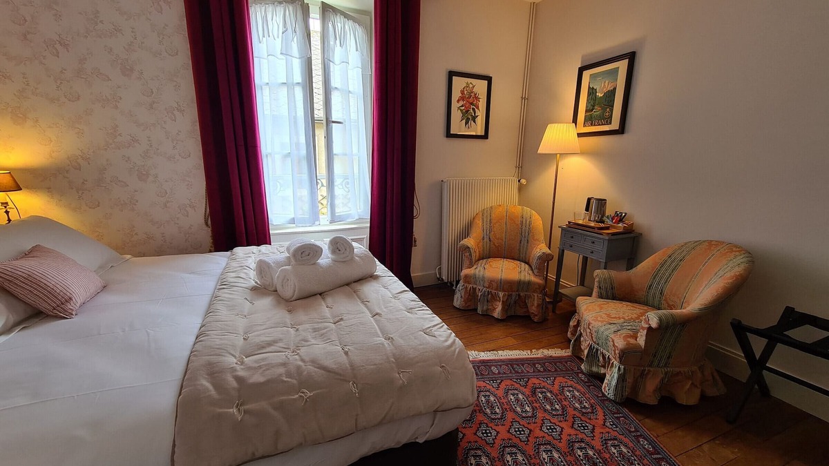 Chateauroux Bed & Breakfast | Cozy Room "Toscane" with Private Bath, 1st Floor, Breakfast Included, Central Châteauroux