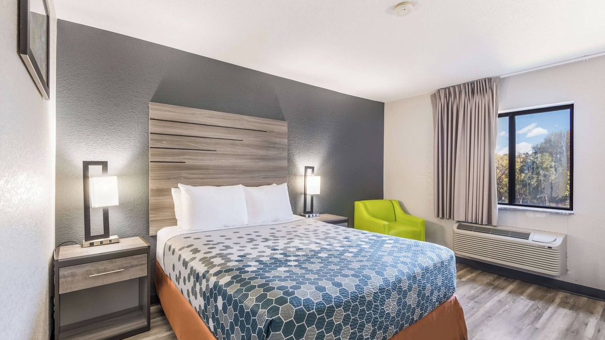 Lovington Hotel | Cozy Room with Easy Access to Downtown | Free Onsite Parking
