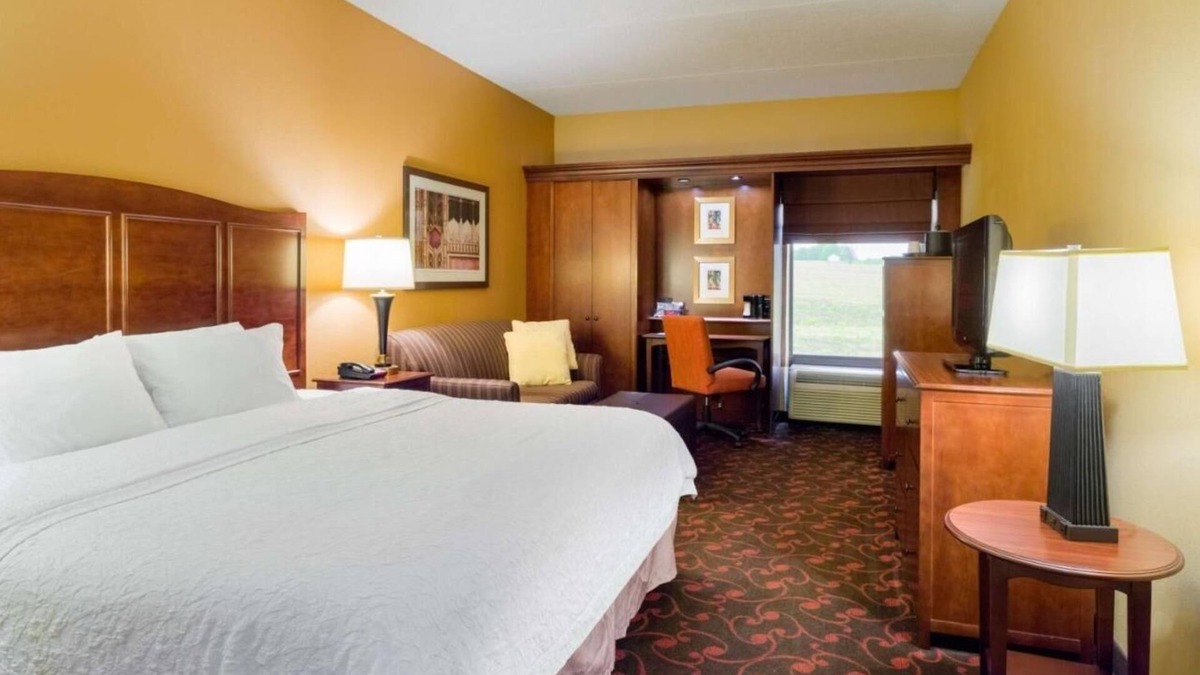 Carlisle Hotel | Cozy Room with Free Breakfast and Movies – Ideal for Army War College Visitors