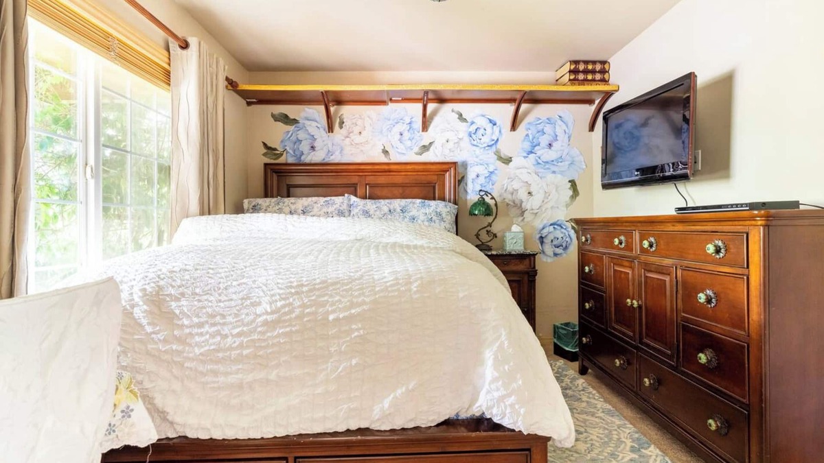 Holly House | Cozy Room with Heavenly Featherbed and Private Bath