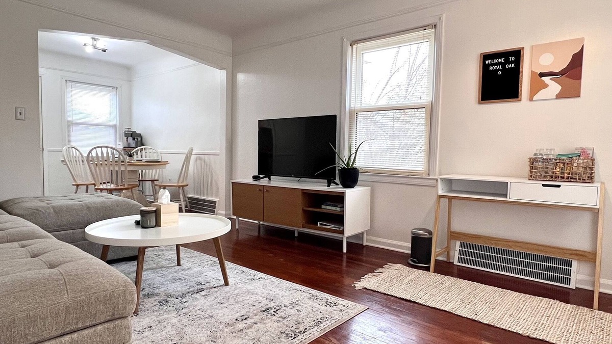 Royal Oak House | Cozy Royal Oak 2 Bdrm 5 min to RO/DET + FULLY STOCKED