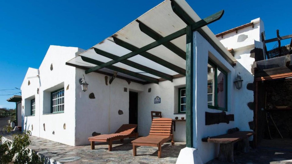 Isora Cottage | Cozy Rural House with Beautiful Views and BBQ for an Ideal Stay