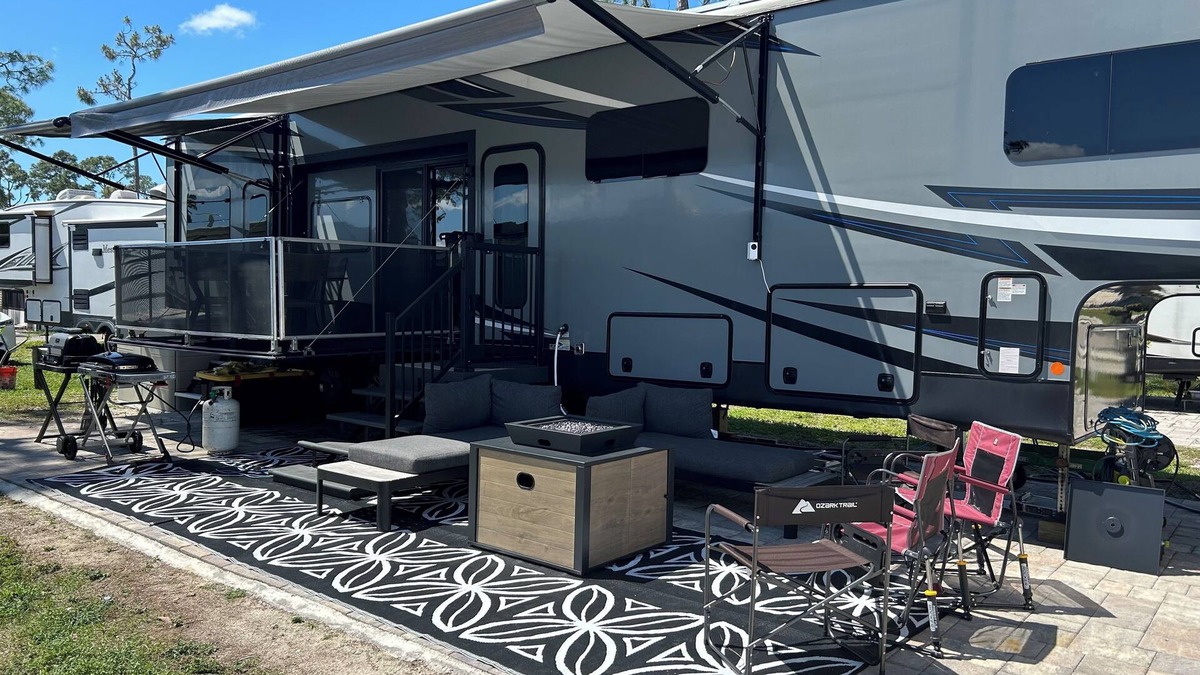 San Carlos Park House | Cozy RV in a quiet Resort