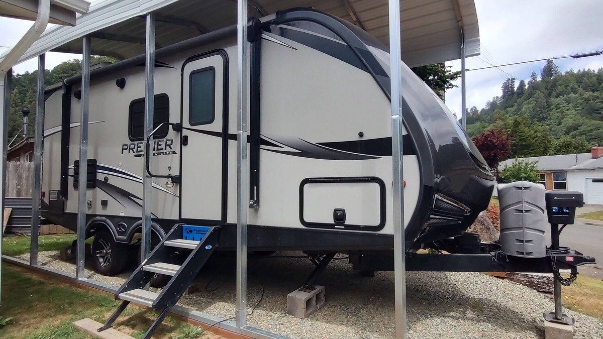 Klamath House | Cozy RV in Quaint Klamath with AC, WiFi, DISH network, fully hooked up.