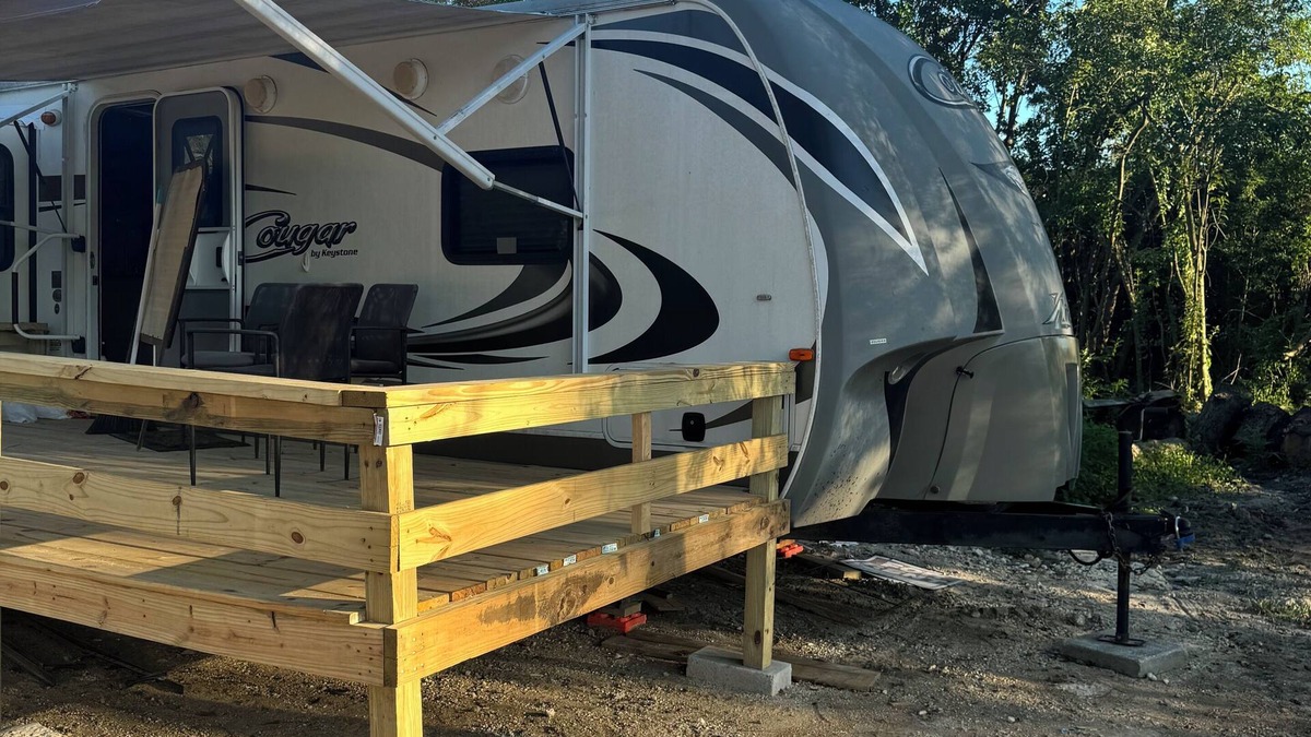 Jacksonville House | Cozy RV in Wonderful Jacksonville with WiFi, AC, near shopping, zoo, airport.