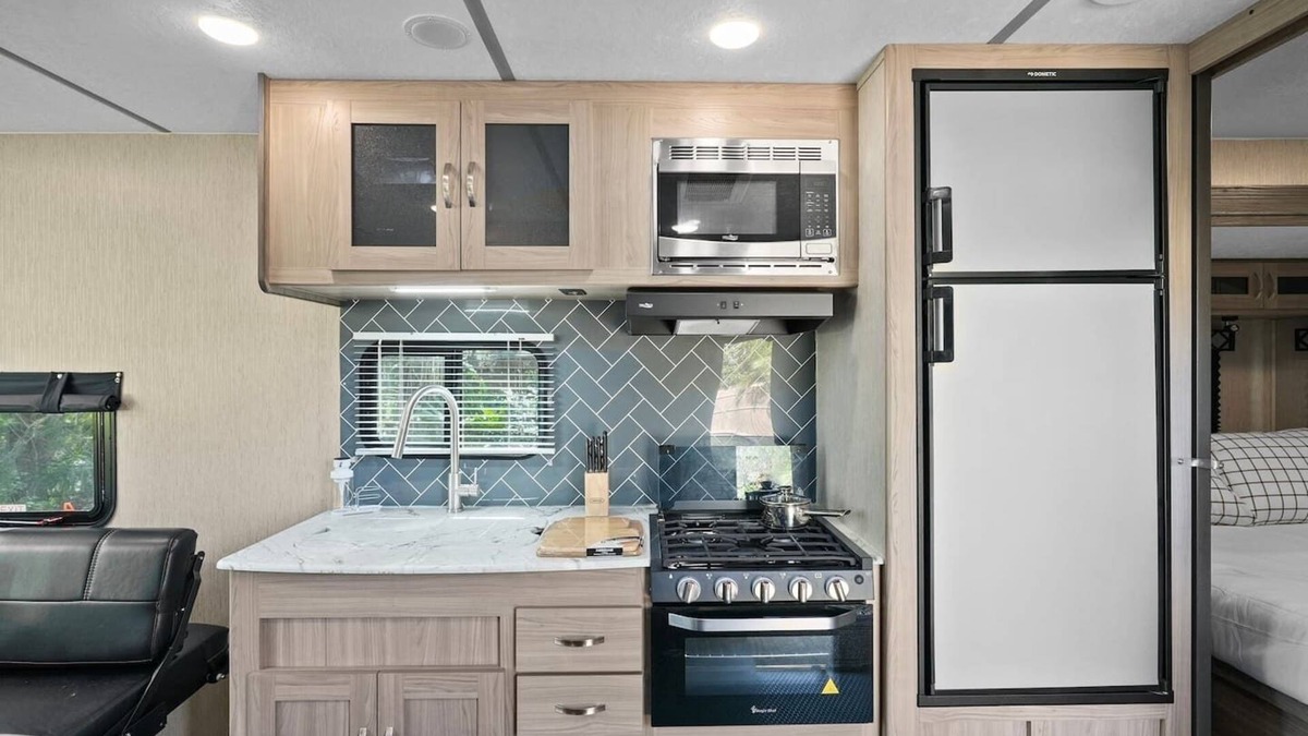 Lake Como House | Cozy RV Retreat Fast Wi-Fi & Pet-Friendly