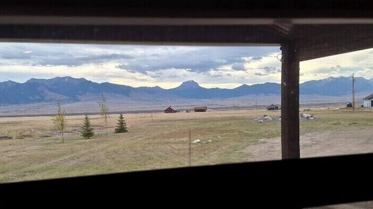 Shining Mountains House | Cozy RV with 1 bedroom and WiFi, AC in Soothing Ennis