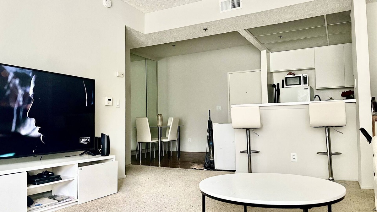 Ladera Heights Apartment | Cozy ‘santorini themed’ apartment in l.a