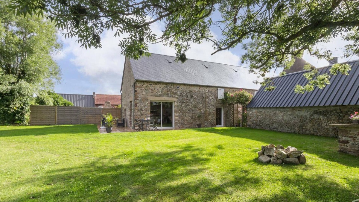 Anneville-sur-Mer Cottage | Cozy Seaside Cottage with Private Garden and Terrace, Near Protected Havre de Geffosses