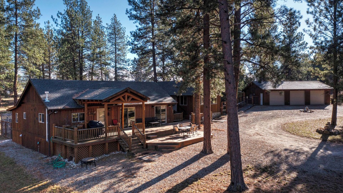 Stevensville House | Cozy, secluded log cabin and bunk house w/mountain views in Stevensville, MT