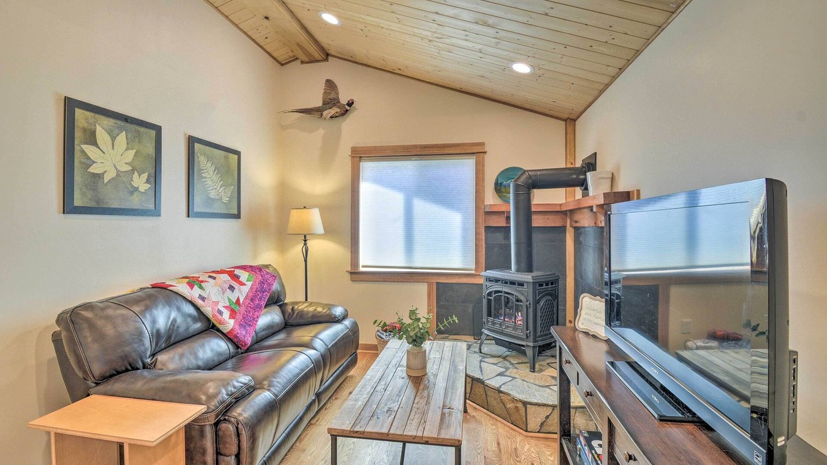 Adelma Beach Condo | Cozy Sequim Condo: Olympic Discovery Trail Access!
