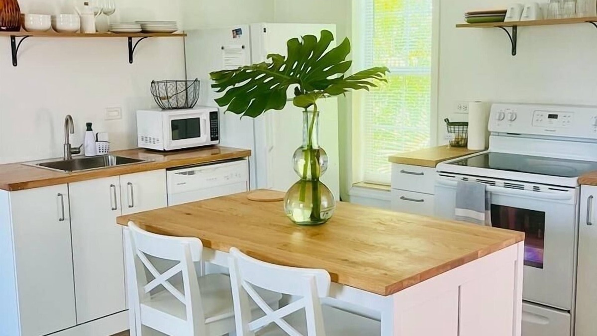 Naples House | Cozy serene affordable loft in a quiet neighborhood 15-20 minutes to the beach!