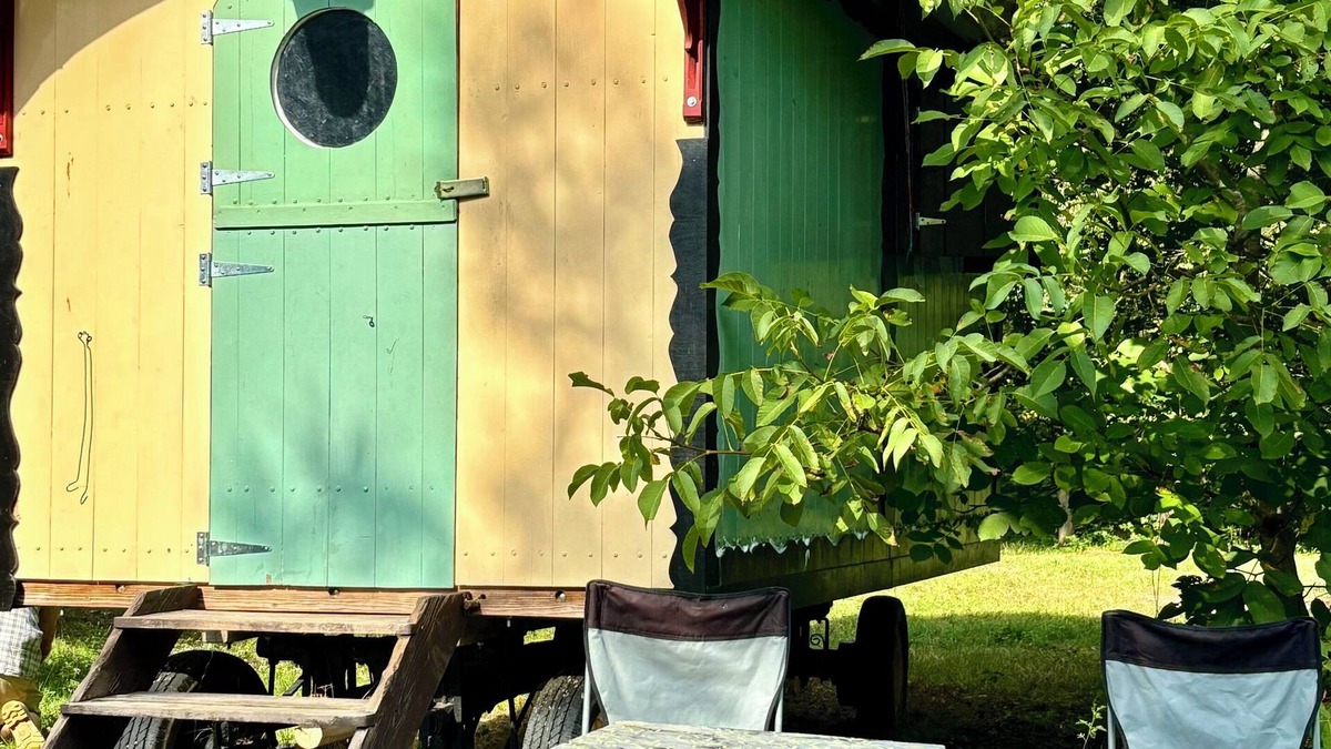 Vojnic House | Cozy shepherd's hut in an edible landscape on a permaculture farm