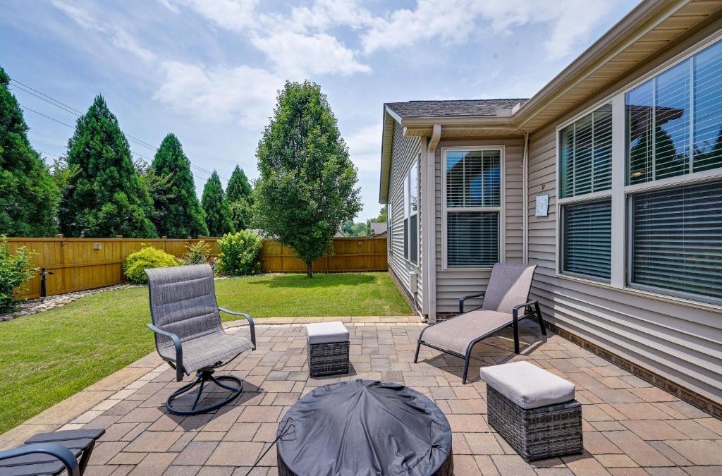 Greenville House | Cozy South Carolina Retreat with Patio and Fireplace!