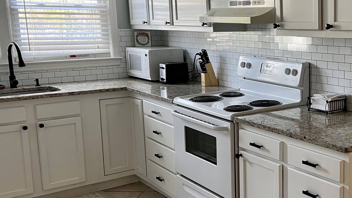 Windsor Forest House | Cozy Southside Savannah 3 Bed room 2 Bath home - 15 Minutes to downtown Savannah