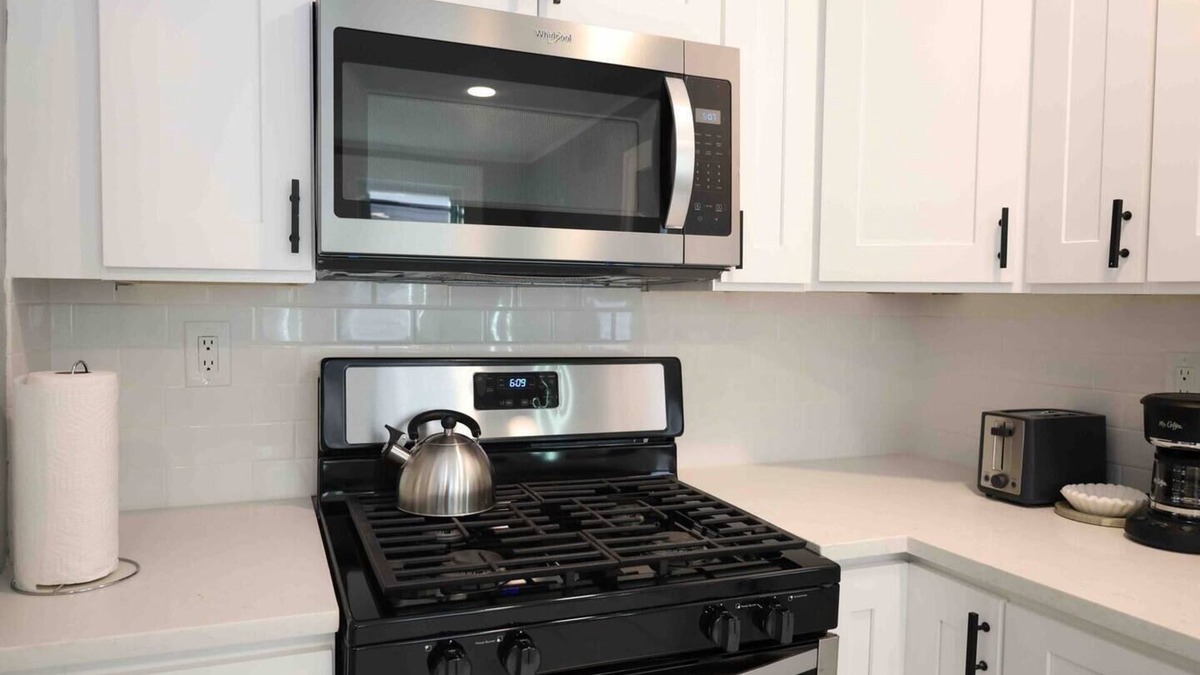 West New Haven House | Cozy Spacious Apt/Luxury/Yale/Parking/Free Wine