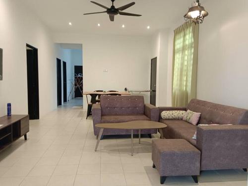 Gambang House | Cozy, Spacious Gambang Homestay