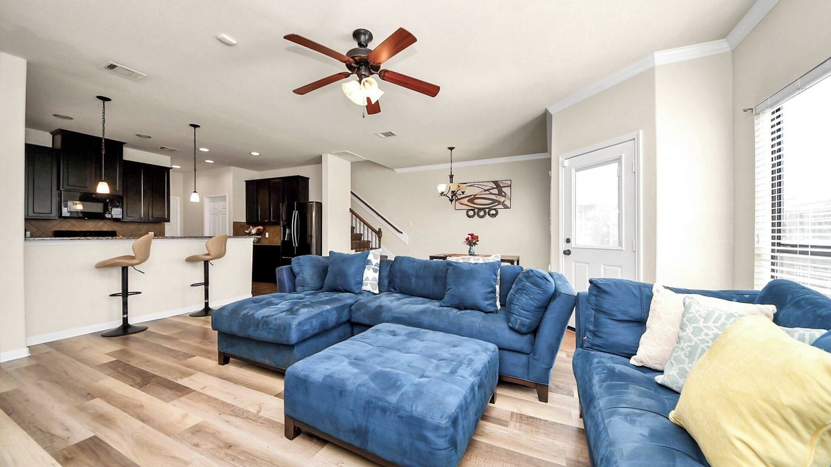 Barker House | Cozy & Spacious Getaway with King bed and Backyard