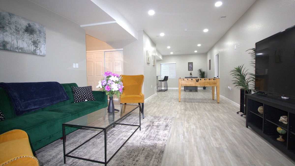 Aurora House | Cozy, spacious Two-bedroom Basement Apartment in peaceful neighborhood!