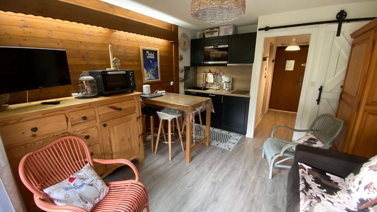 La Chapelle-d'Abondance Apartment | Cozy Studio Near Ski Lifts with Mountain Views & Parking!